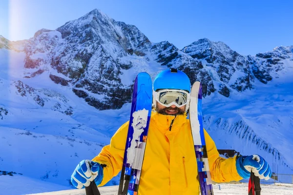 Dağcı backcountry Kayak Kayak ile karlı bir sırt dinlenme — Stok fotoğraf