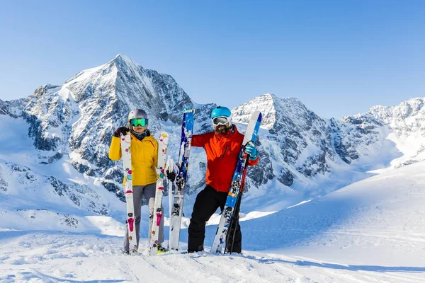 Bonne famille profitant de vacances d'hiver dans les montagnes. Jouer avec l'esprit — Photo