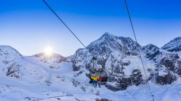 Bonne famille profitant de vacances d'hiver dans les montagnes. Père avec — Photo