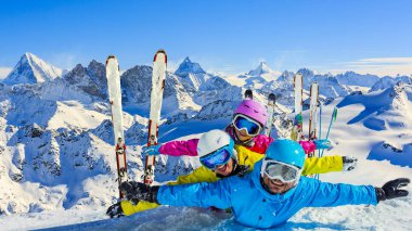 Mutlu bir aile dağlarda kış tatil zevk. Kayak, güneş, 