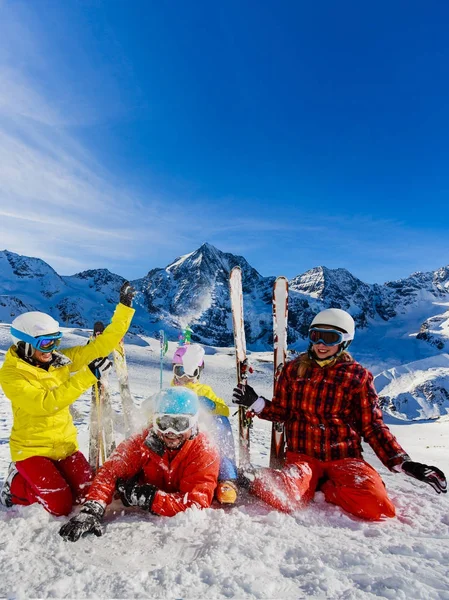 Glückliche Familie, die Winterurlaub in den Bergen genießt. Spielwitz — Stockfoto
