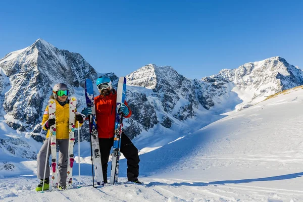 Bonne famille profitant de vacances d'hiver dans les montagnes. Jouer avec l'esprit — Photo