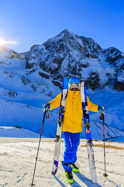 Ορειβάτης σκι backcountry ανάπαυσης κατά μήκος μια χιονισμένη κορυφογραμμή με σκι — Φωτογραφία Αρχείου