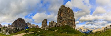 Bisikletçi binme dağ bisikleti Dolomit tek izinde görünümünü