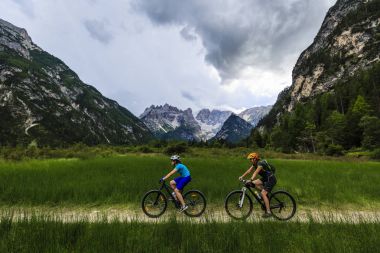 Dağ bisikleti kadın ve genç kız Dolomites, Nehri boyunca ben