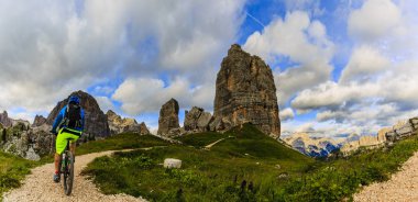 Bisikletçi binme dağ bisikleti Dolomit tek izinde görünümünü