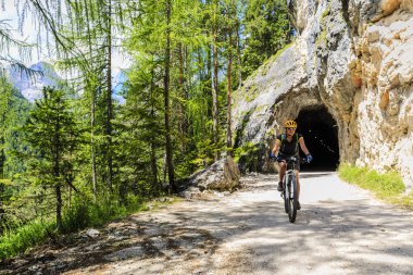Rocky Dağları o çarpıcı Cortina d'Ampezzo Bisiklete binme turizm