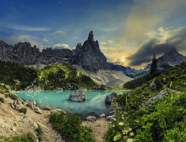 Lago di Sorapiss με εκπληκτικό χρώμα τυρκουάζ νερό. Το μνημόνιο — Φωτογραφία Αρχείου