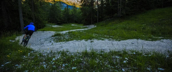 Turistická cyklistika v Cortina d'Ampezzo, ohromující skalnaté hory o — Stock fotografie