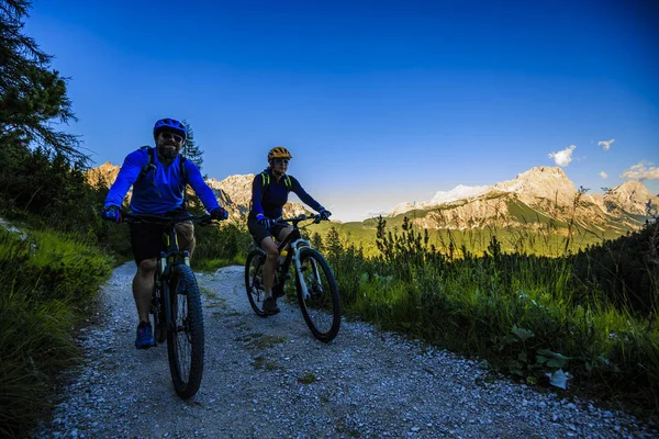 Cortina d'Ampezzo में पर्यटक साइकिल चालन, आश्चर्यजनक चट्टानी पहाड़ों ओ — स्टॉक फ़ोटो, इमेज