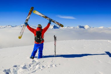 Güzel İsviçreli ünlü dağlarının muhteşem manzaralı Kayak 