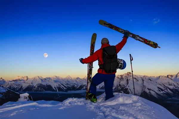 Sciare con splendida vista sulle montagne svizzere famose in bella — Foto Stock