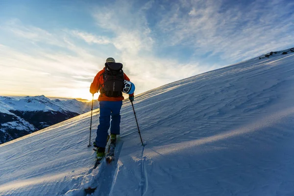 Esquí con una vista increíble de las famosas montañas suizas en la hermosa — Foto de Stock