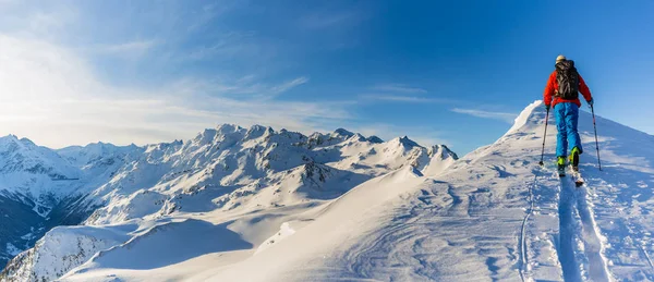 Esquí con una vista increíble de las famosas montañas suizas en la hermosa —  Fotos de Stock
