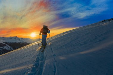 Güzel İsviçreli ünlü dağlarının muhteşem manzaralı Kayak 
