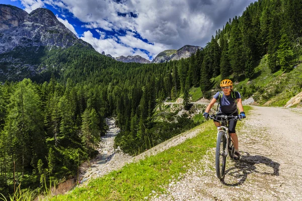 Ciclismo turístico em Cortina d 'Ampezzo, deslumbrantes montanhas rochosas o — Fotografia de Stock