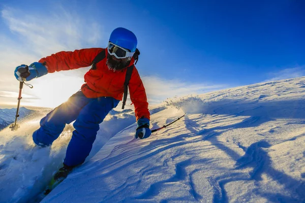 Bermain ski dengan pemandangan yang menakjubkan dari pegunungan yang terkenal dengan indah — Stok Foto