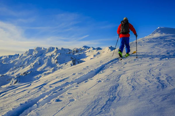 Skidåkning med otrolig utsikt över schweiziska berömda bergen i vackra — Stockfoto