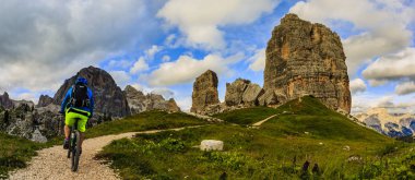 Cortina d'Ampezzo Bisiklete binme turist Cinque Torri çarpıcı ve 