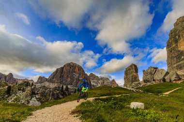 Cortina d'Ampezzo Bisiklete binme turist Cinque Torri çarpıcı ve 
