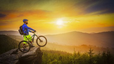 Gün batımında ön plana yaz dağlarda bisiklet sürme Mountainbiker