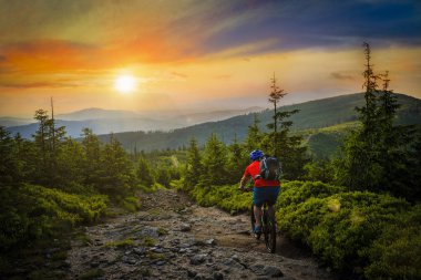 Gün batımında ön plana yaz dağlarda bisiklet sürme Mountainbiker