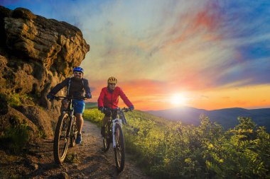 Dağ bisikleti kadın ve erkek sunset Mountain bisiklet sürme