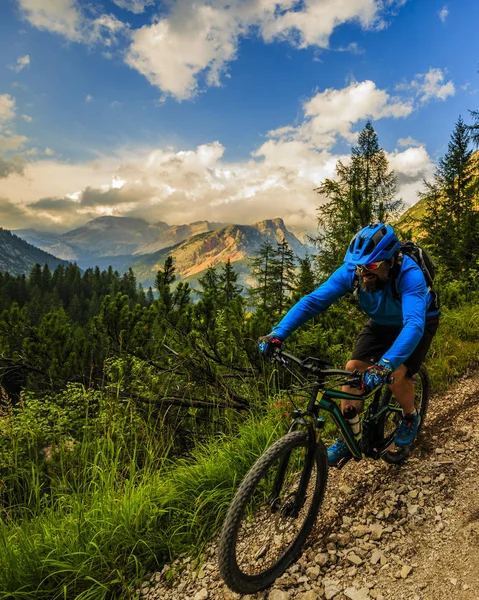 Ciclismo turístico en Cortina d 'Ampezzo, impresionantes montañas rocosas o — Foto de Stock