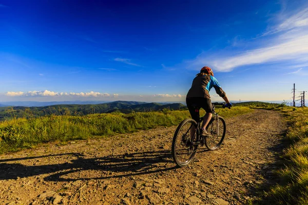 Mountain bike ciclismo ao pôr do sol no verão montanhas floresta lan — Fotografia de Stock