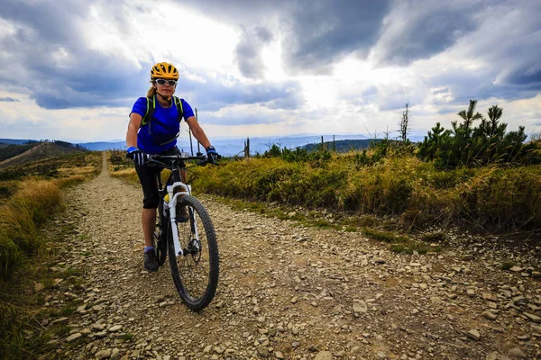 夏の山の森で自転車に乗って山自転車に乗る女性 — ストック写真