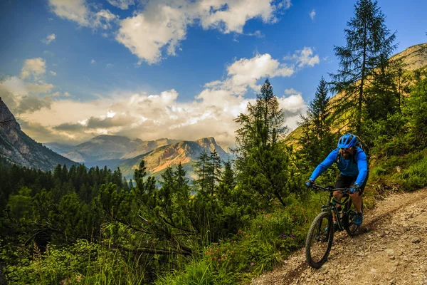 아름 다운 록 키 산맥 o 코르 티 나 담 페 죠에서 자전거 관광 — 스톡 사진