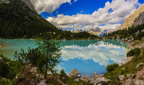 Lago di Sorapiss avec une incroyable couleur turquoise de l'eau. Le mou — Photo