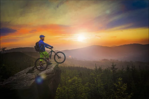 จักรยานเสือภูเขาขี่ตอนพระอาทิตย์ตกบนจักรยานในเทือกเขาฤดูร้อน — ภาพถ่ายสต็อก