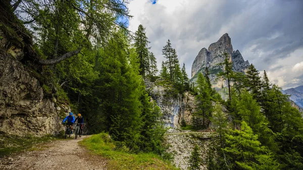 Toppsykling par med sykler på skinner, Cortina d 'Ampezzo, D – stockfoto