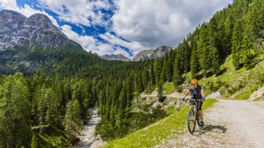 Rocky Dağları o çarpıcı Cortina d'Ampezzo Bisiklete binme turizm