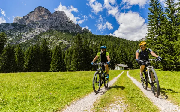 Bicicleta de montanha família com bicicletas na pista, Cortina d 'Ampezzo, D — Fotografia de Stock