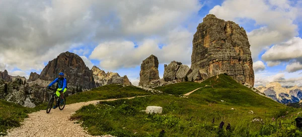 Toeristische fietsen in Cortina d'Ampezzo, prachtige Cinque Torri en — Stockfoto