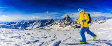 Arka planda, Z Matterhorn ile taze toz karda Kayak adam