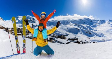 Dağlarda kış tatillerinin tadını çıkaran mutlu aile, Val Thorens