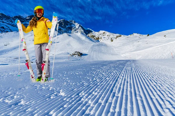 Dziewczyna na nartach po śniegu w słoneczny dzień w górach. Narty, w — Zdjęcie stockowe
