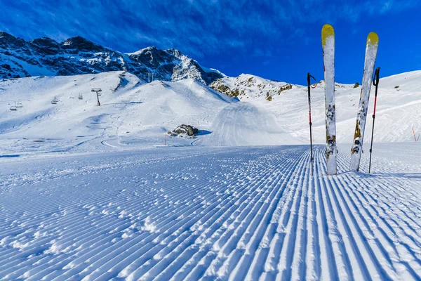 在滑雪冬季，山脉和滑雪旅游野外设备 — 图库照片
