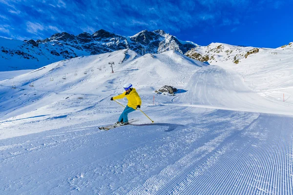 Femme skie sur la neige par une journée ensoleillée dans les montagnes. Ski en victoire — Photo