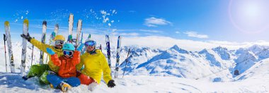 Dağlarda kış tatillerinin tadını çıkaran mutlu aile, Val Thorens