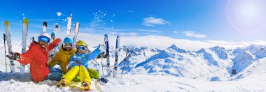 Dağlarda kış tatillerinin tadını çıkaran mutlu aile, Val Thorens