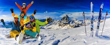 Mutlu bir aile dağlarda kış tatil zevk. Zekâ oynarken