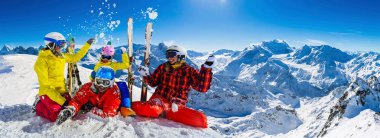 Mutlu bir aile dağlarda kış tatil zevk. Zekâ oynarken