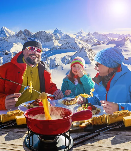Fondue cheese, swiss winter ski holidays break for lunch, mounta — Stock Photo, Image