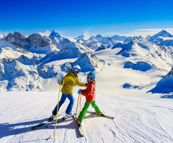 Família feliz desfrutando de férias de inverno nas montanhas. Esqui, Sol , — Fotografia de Stock