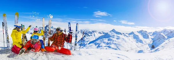 Gelukkige familie genieten van wintervakanties in Bergen, Val Thorens — Stockfoto