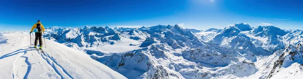 Esquí con una vista increíble de las famosas montañas suizas en la hermosa —  Fotos de Stock